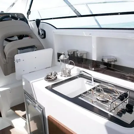보트호텔 Beneteau Antares 8 Ob- Zdravko